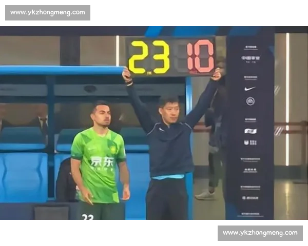 球迷网络“开骂”争议判罚引发热议！